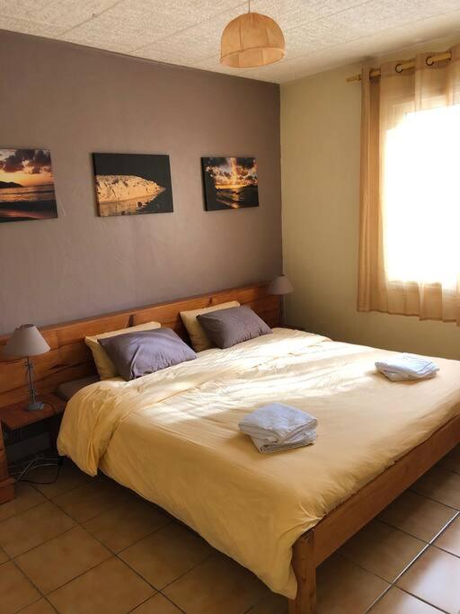 un grand lit dans une chambre avec une fenêtre dans l'établissement Calme, nature, vitalité. Venez vous ressourcer près de l'océan, à Grayan-et-lʼHôpital