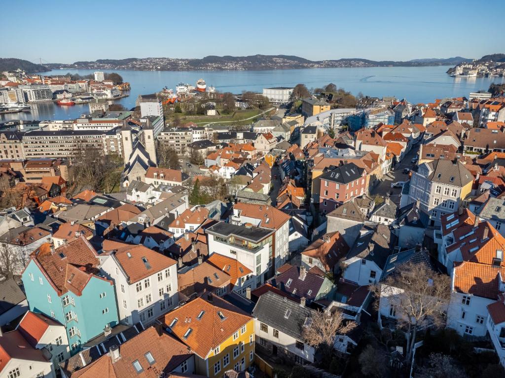 Nespecifikovaný výhled na destinaci Bergen nebo výhled na město při pohledu z apartmánu