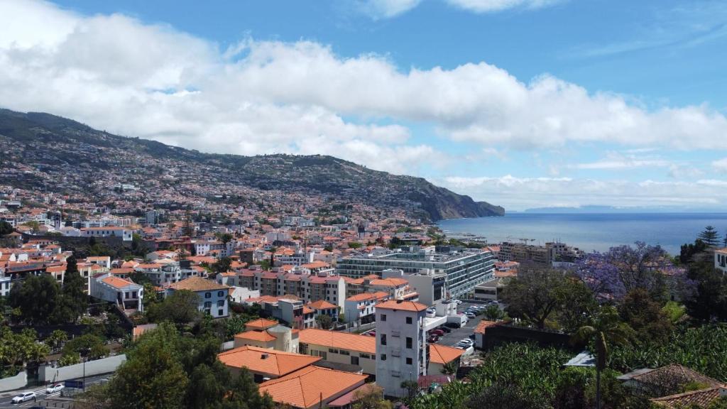 mit Stadt- und Meerblick in der Unterkunft Yana´s Nest in Funchal