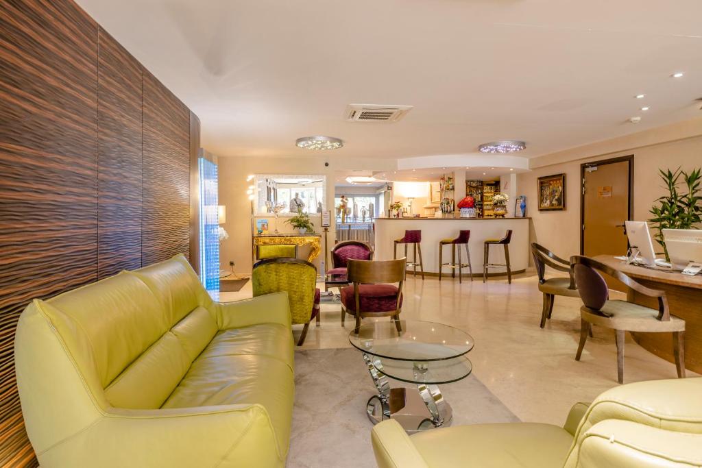 Posezení v ubytování Hôtel Les Trois Roses, Meylan Grenoble