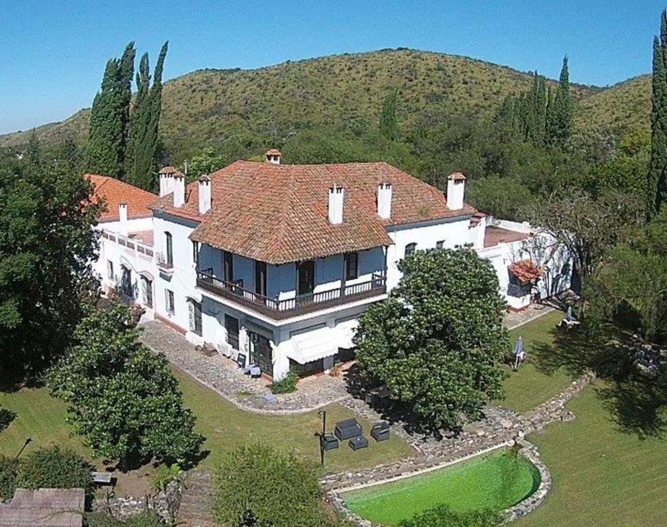 een luchtzicht op een groot wit huis bij Hotel El Potrerillo de Larreta in Alta Gracia