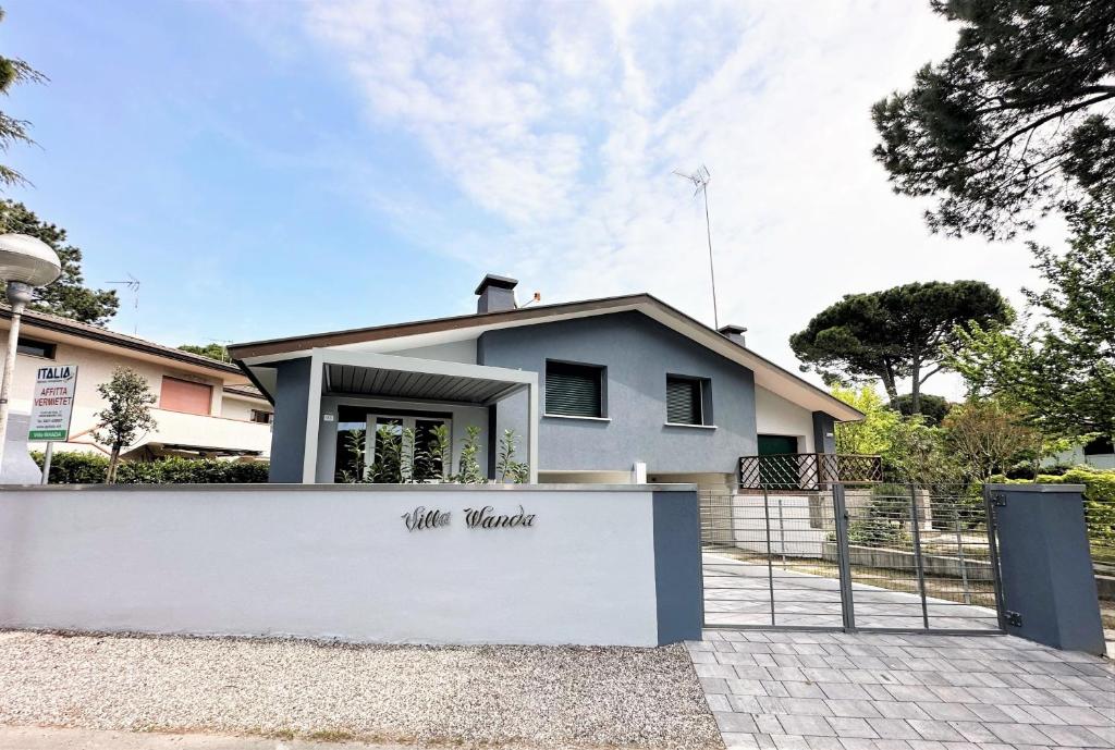 una casa bianca con una recinzione davanti di Villa Wanda a Bibione