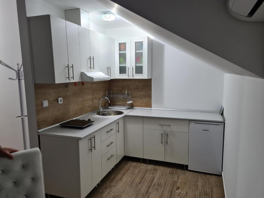 A cozinha ou cozinha compacta de Apartman Stefan Sokobanja