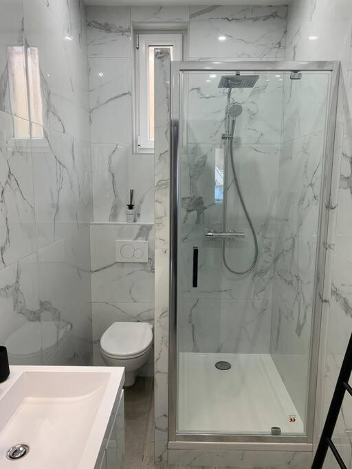 Kúpeľňa v ubytovaní Appartement Etat neuf La Chantalane -proche centre-ville