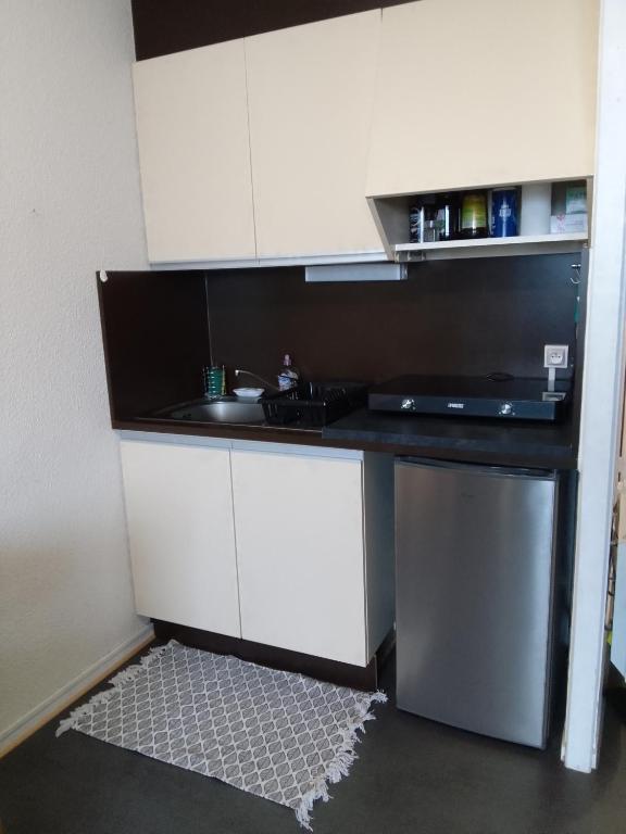 Kuchyňa alebo kuchynka v ubytovaní Appartement situé en plein centre à deux pas des pistes.