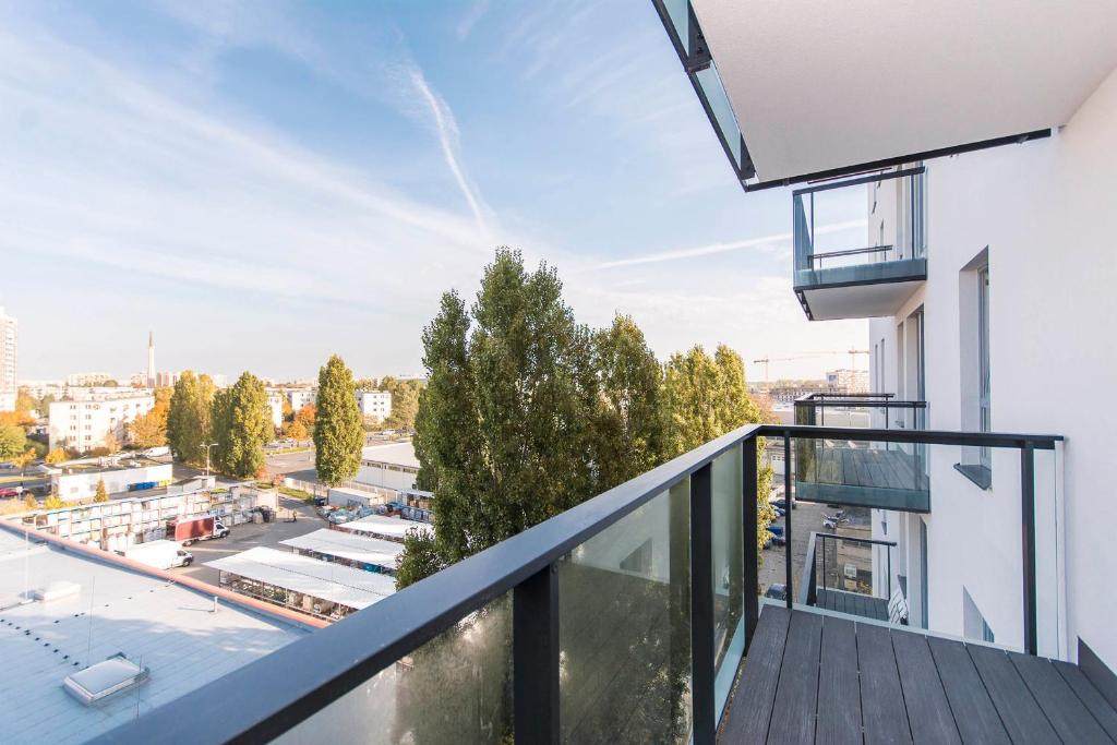 um apartamento varanda com vista para a cidade em Apartament Baltic Sea 3 - Gdańsk Przymorze em Gdansk