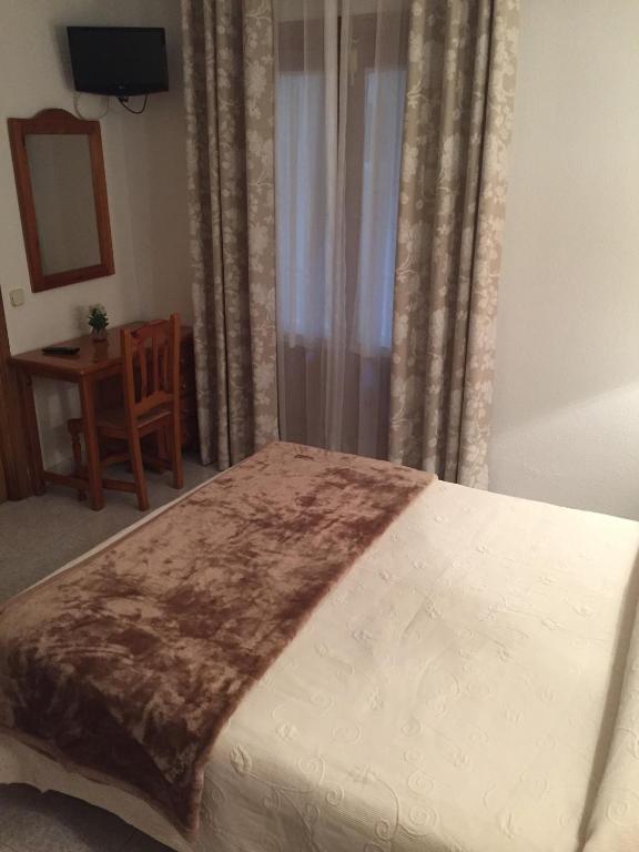Cama o camas de una habitación en Hostal Alcázar