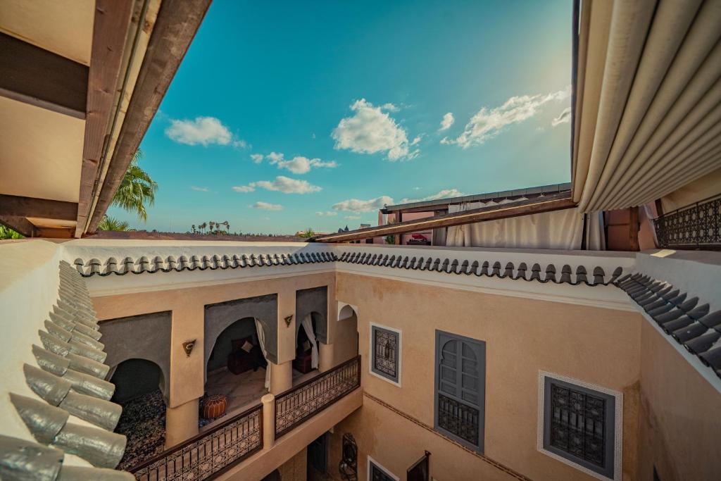 uma vista a partir da varanda de um edifício em Riad Azawan em Marrakech