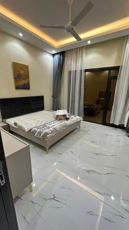 Postel nebo postele na pokoji v ubytování استراحة المرجانalmarjan chalet