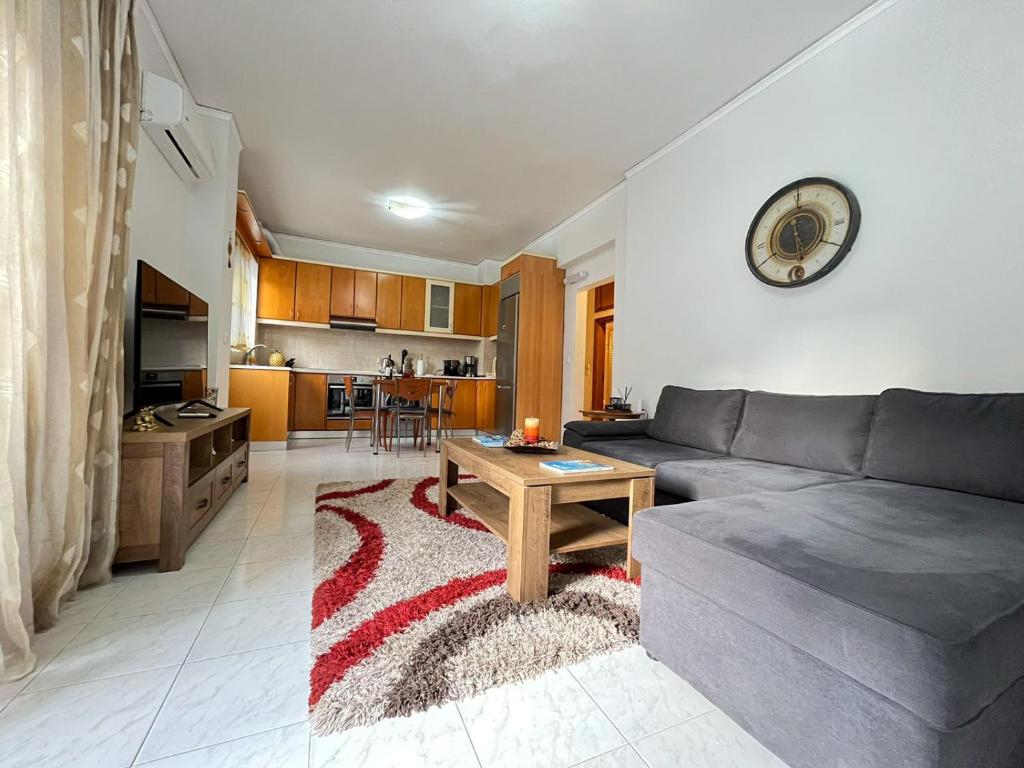 un soggiorno con divano e tavolo di Asiminas lovely house a Ixiá