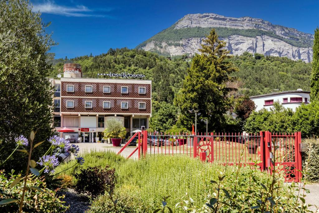 Nespecifikovaný výhled na hory nebo výhled na hory při pohledu z hotelu
