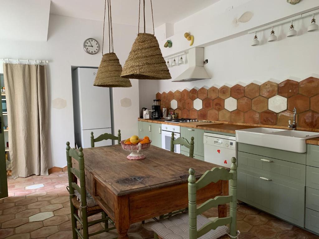 A kitchen or kitchenette at Cortijo El Triguero N-398 Ctra Carmona – El Viso del Alcor Km 18