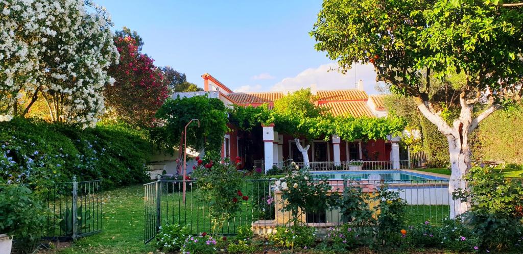A garden outside Cortijo El Triguero N-398 Ctra Carmona – El Viso del Alcor Km 18