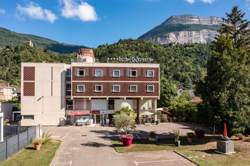 Nespecifikovaný výhled na hory nebo výhled na hory při pohledu z hotelu