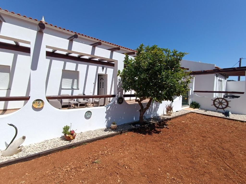 - Vistas a una casa con patio en Casa Zeferino en Ferragudo