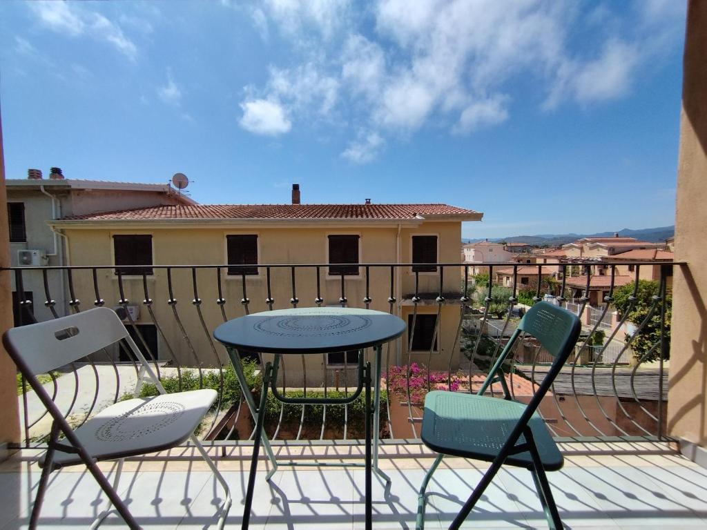 eine Terrasse mit 2 Stühlen und einem Tisch auf dem Balkon in der Unterkunft Anfitrite Tortolì in Àrbatax