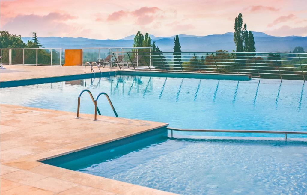 una piscina con vistas a las montañas en 2 Bedroom Amazing Apartment In Callian, en Callian