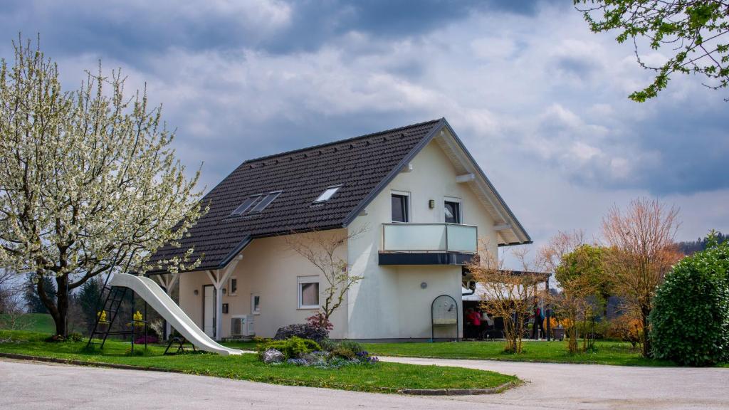 una casa con un tobogán delante de ella en Guest house TOMAN en Bled