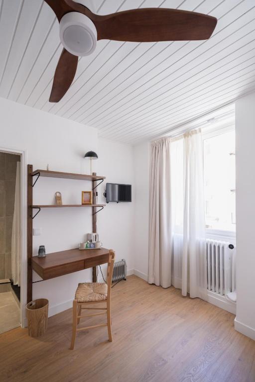 TV a/nebo společenská místnost v ubytování Hôtel Maison Doron