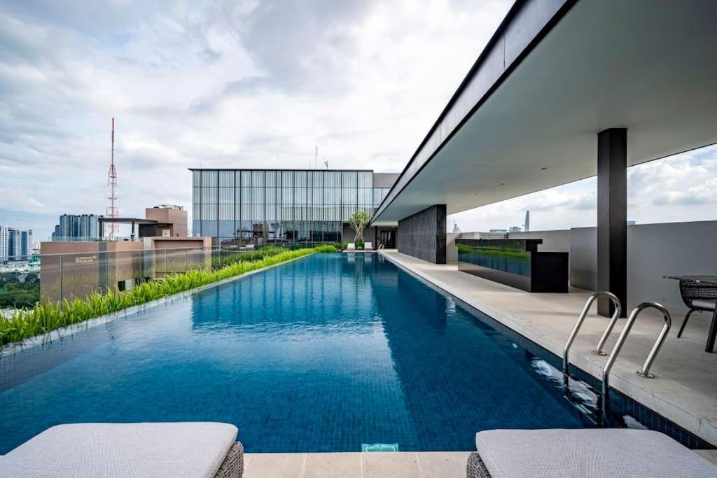 une piscine sur le toit d'un bâtiment dans l'établissement The Rixx Iconic Apartment @ D1/pool/gym/Netflix, à Hô-Chi-Minh-Ville