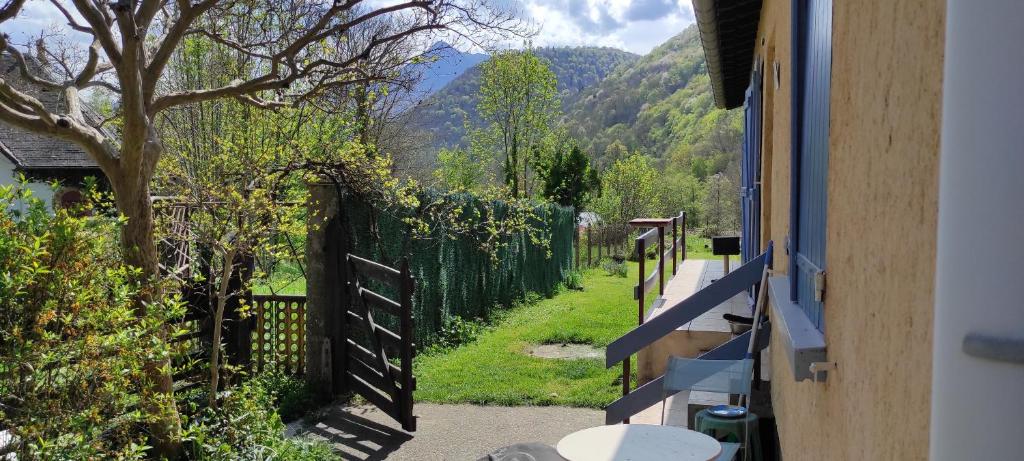 Cảnh núi rừng hoặc tầm nhìn ra núi từ nhà nghỉ dưỡng