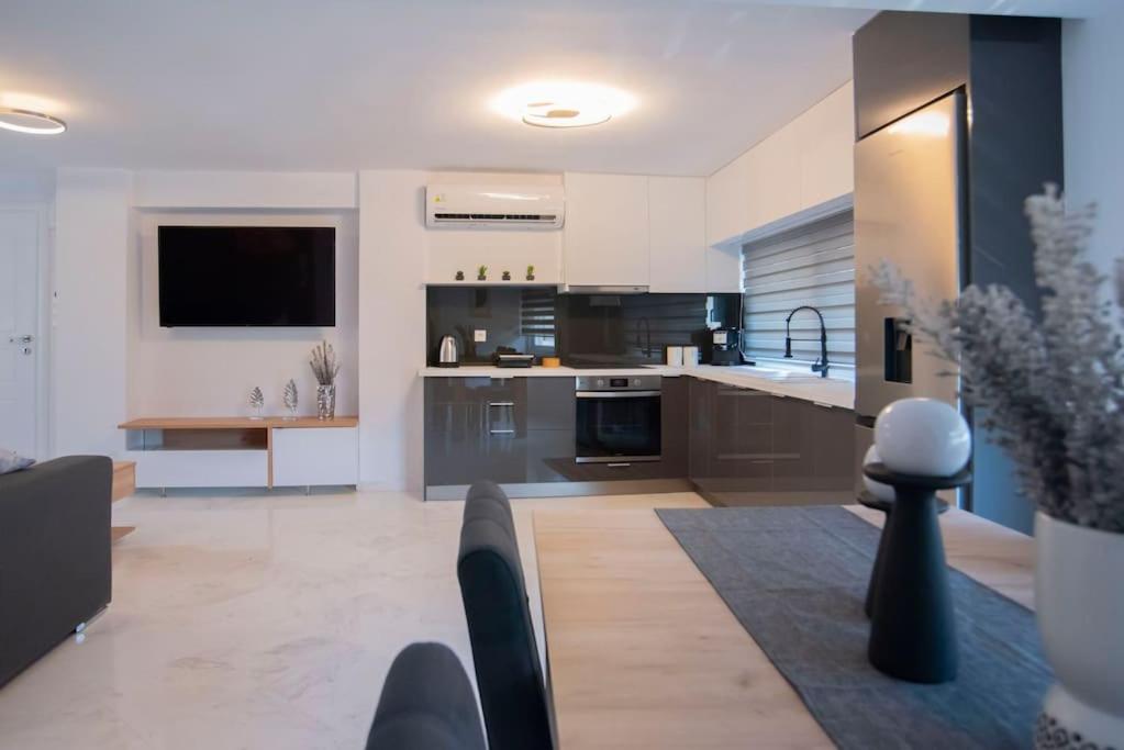 TV a/nebo společenská místnost v ubytování Mythos Home