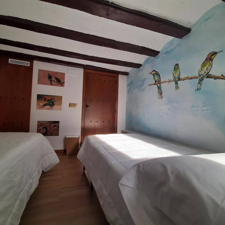 Posteľ alebo postele v izbe v ubytovaní Casa rural rústica "EL COLMENAR" para parejas, familias o amigos a la montaña