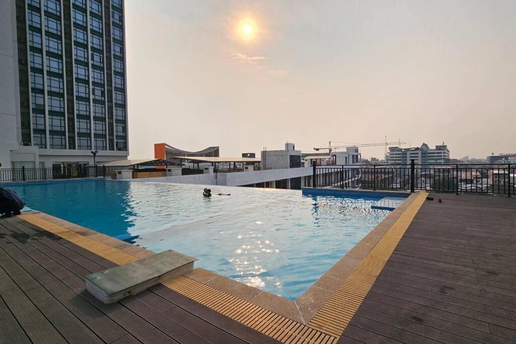 uma grande piscina no topo de um edifício em Brand New Modern Luxury Studio Apartment at the Heart of Vientiane em Vientiane