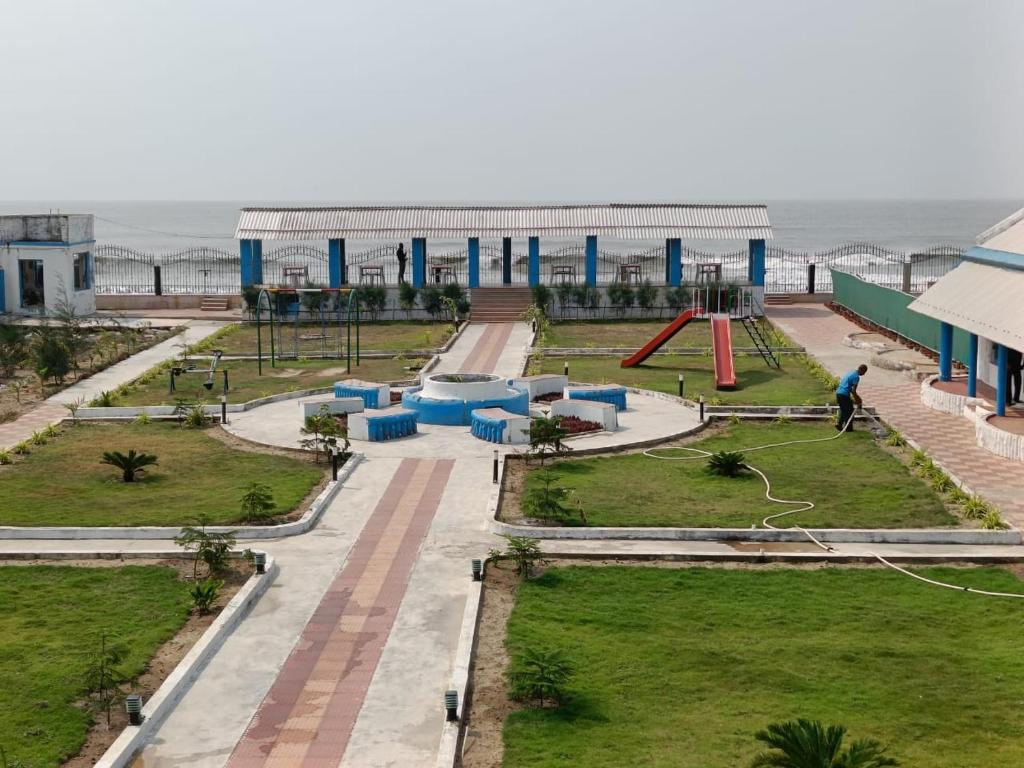 vista su un parco con area giochi di Megha Beach Resort - Sea View a Mandarmoni