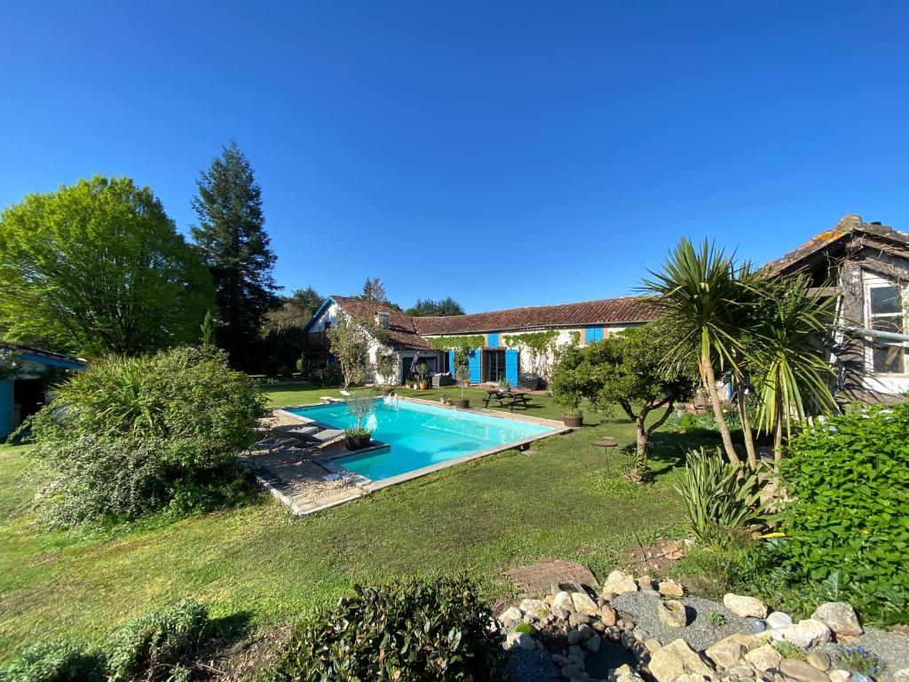 una piscina en el patio de una casa en Domaine Du Tafiart, en Sarron