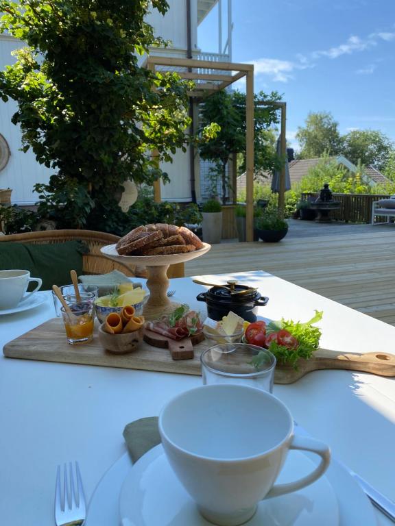 stół z tacą z jedzeniem na stole w obiekcie Villa Utsikten w mieście Tofte
