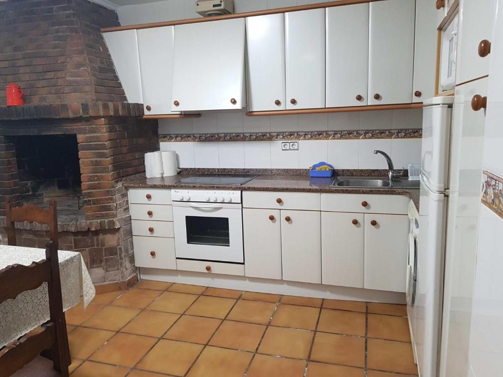 Kuchyň nebo kuchyňský kout v ubytování CHALET EN PLAYA ROBAYERA