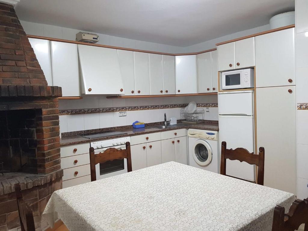 Kuchyň nebo kuchyňský kout v ubytování CHALET EN PLAYA ROBAYERA