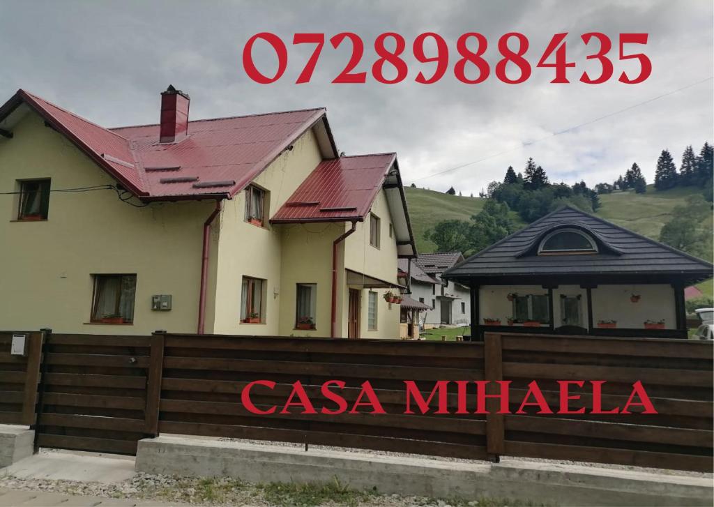 una casa dietro una recinzione con un cartello che legge casa mulia di Casa Mihaela a Câmpulung Moldovenesc