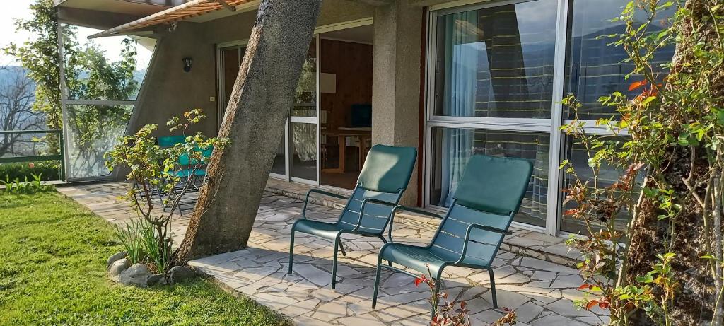 Vonkajšia záhrada v ubytovaní Terrasse, jardin,, Appartement 80m², vue montagne, wifi, bureau