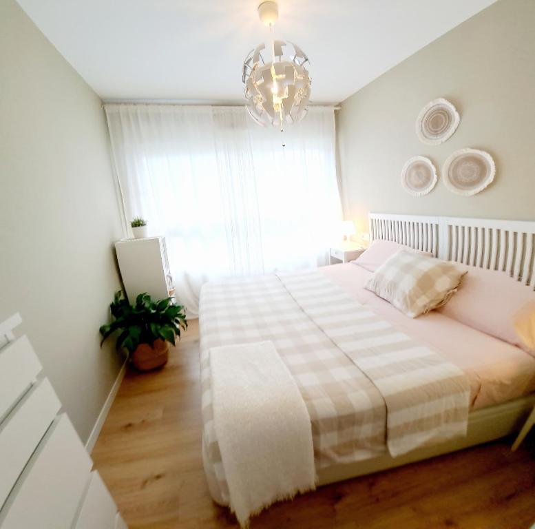 Postel nebo postele na pokoji v ubytování COSTA NORTE GYM Apartamento con Terraza Garaje y Piscina