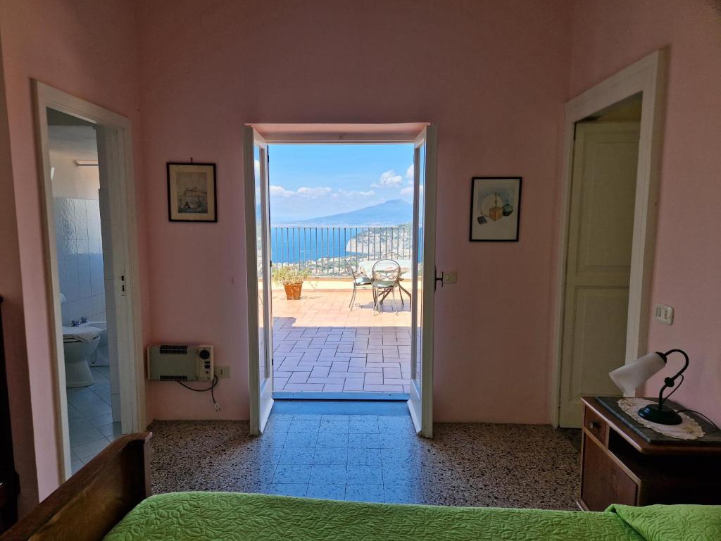 サンタニェッロにあるGli Ulivi Agriturismoのベッドルーム1室(ベッド1台付)が備わります。