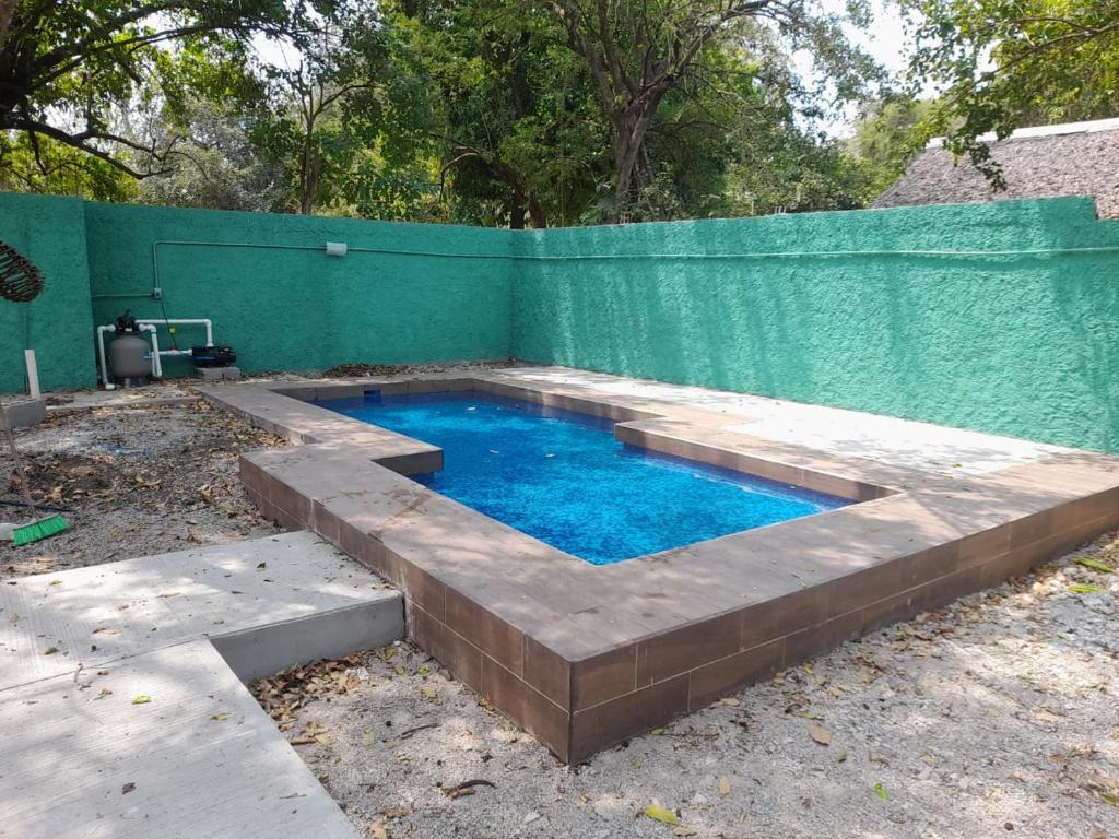 una pequeña piscina en un patio trasero con una valla en 3. Habitación doble con alberca en Ciudad Valles