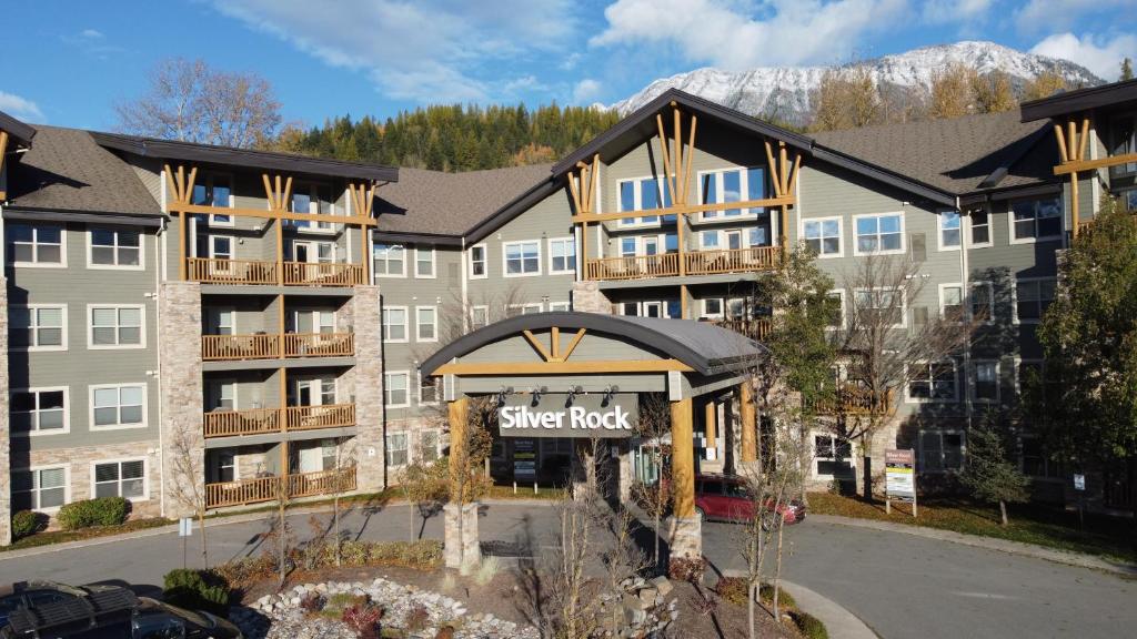 un grand immeuble d'appartements avec un panneau indiquant économiser la roche dans l'établissement Silver Rock Condominiums by Fernie Central Reservations, à Fernie