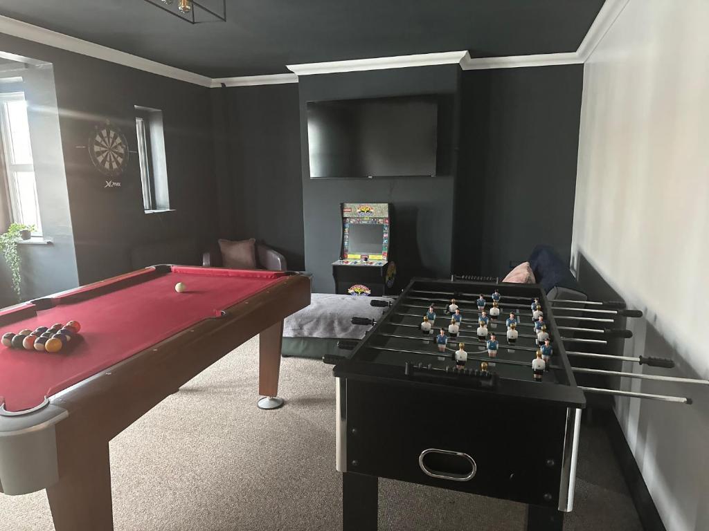 Ein Mann spielt Schach in einem Raum in der Unterkunft Lushlets - flats sleep 50 plus! duplex flats with Garden and Games Rooms & Hot Tubs excludes ground floor flat in Cardiff