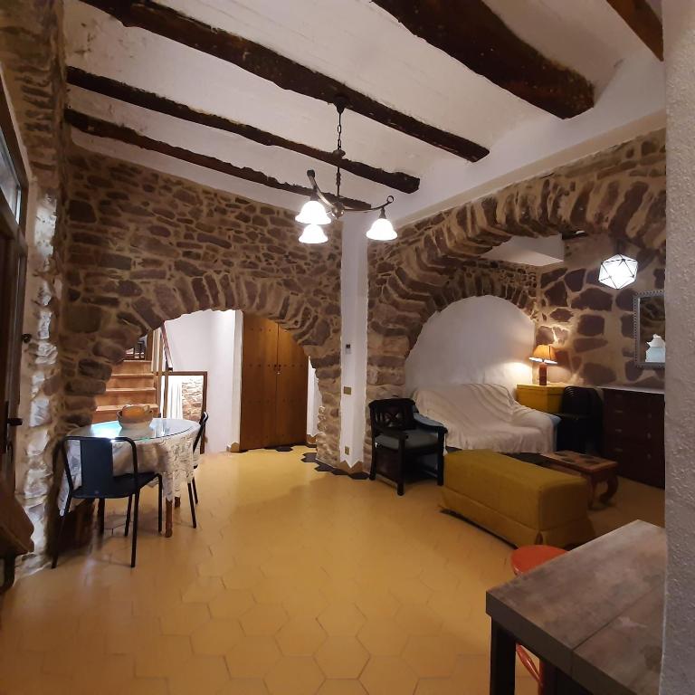 Posedenie v ubytovaní Casa rural rústica "EL COLMENAR" para parejas, familias o amigos a la montaña