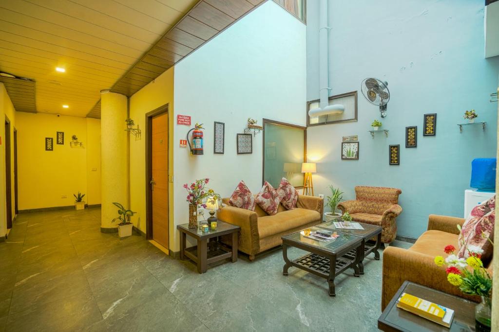 un soggiorno con divani e un tavolo di Hotel Seven- Center of City Chandigarh a Chandīgarh
