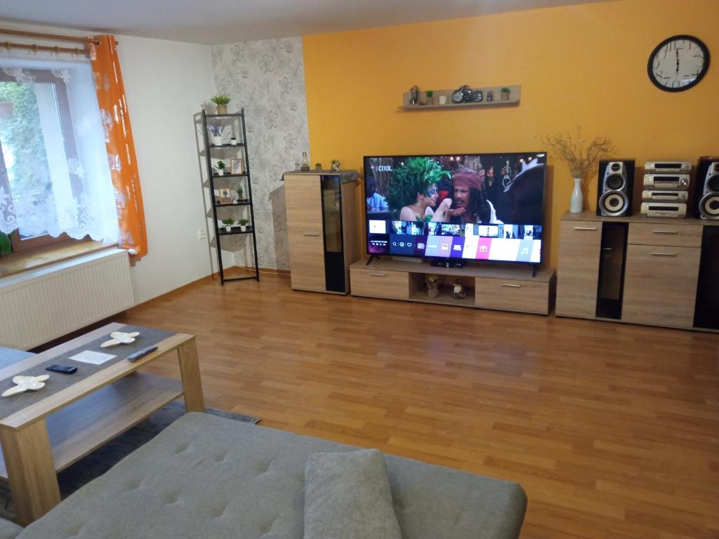 TV a/nebo společenská místnost v ubytování Celý rodinný dům na venkově