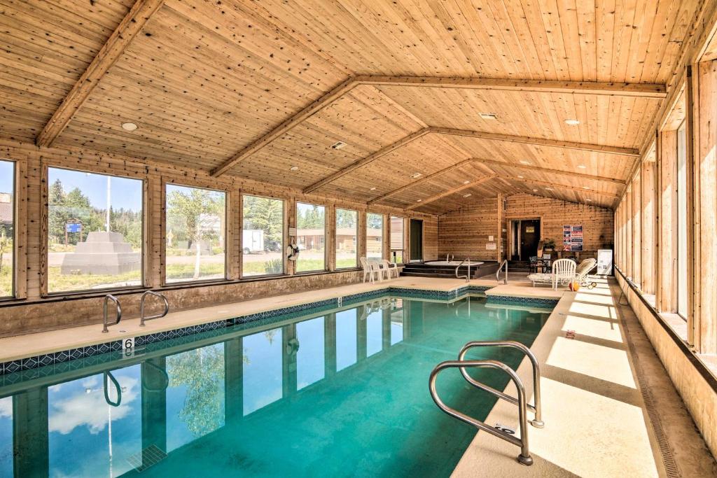 una piscina cubierta con techo de madera en Timberbrook Village Condo Community Pool, Hot Tub, en Brian Head