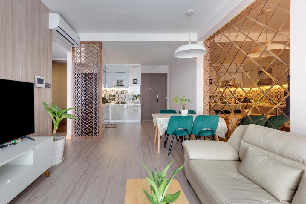 een woonkamer met een bank en een tafel bij Saigonroyal Residence - Smile Home -luxury Infinity pool in Ho Chi Minh-stad