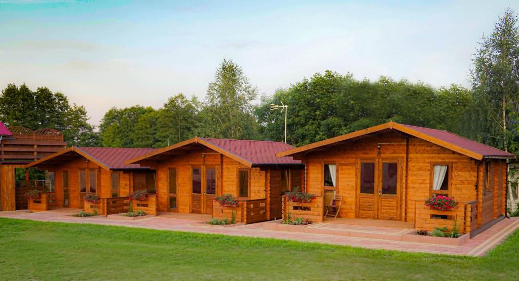 duża drewniana kabina z dziedzińcem w obiekcie Pod Lawendą & Jacuzzi & Blisko Augustów w mieście Augustów