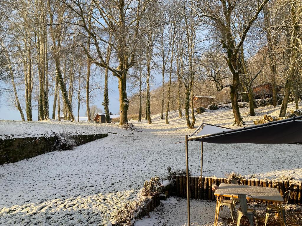 LE CHATEAU DE MONTHUREUX LE SEC v zimě