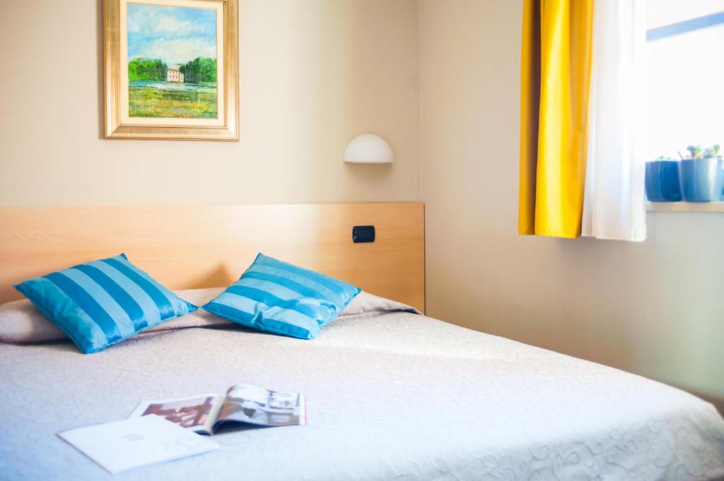 Una cama o camas en una habitación de Lizard Hotel