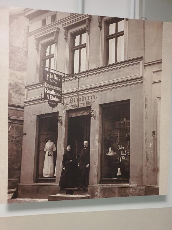 an old photo of two people in a store window at Apartament Tuchola in Tuchola