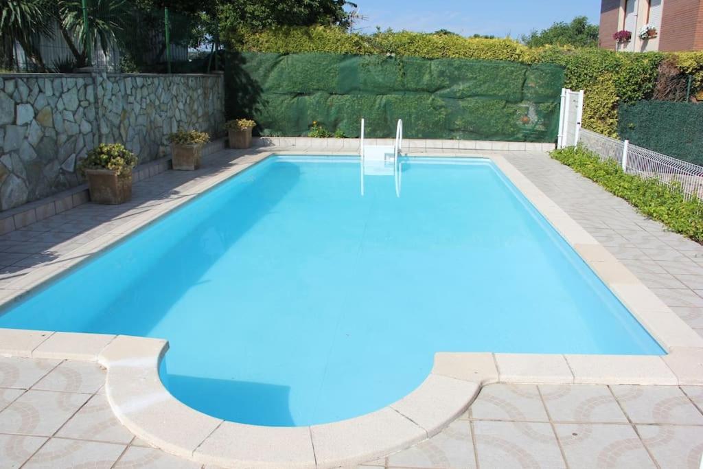 ein großer Pool mit blauem Wasser im Hof in der Unterkunft Villa Marta in Santillana del Mar